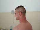 В Мариуполе студент-парикмахер Никита Накалюжный бесплатно подстриг военных в госпитале