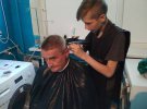 У Маріуполі студент- перукар Микита Накалюжний безкоштовно  підстриг військових у шпиталі