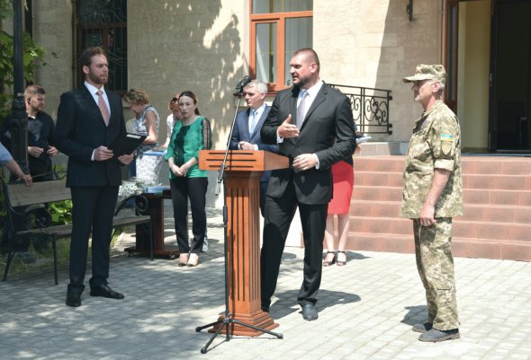 Голова Миколаївської ОДА Олексій Савченко вручив сертифікати на житло військовослужбовцям, які брали участь у антитерористичній операції