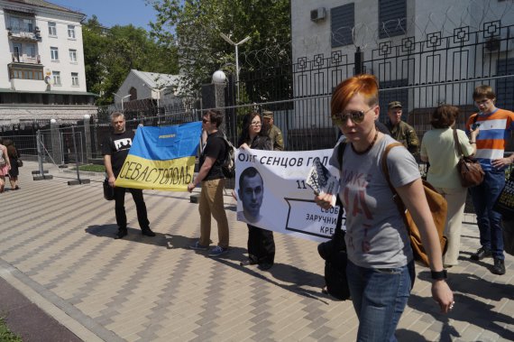 Акция под посольством РФ с требованием освободить Олега Сенцова. Он голодает 11 день