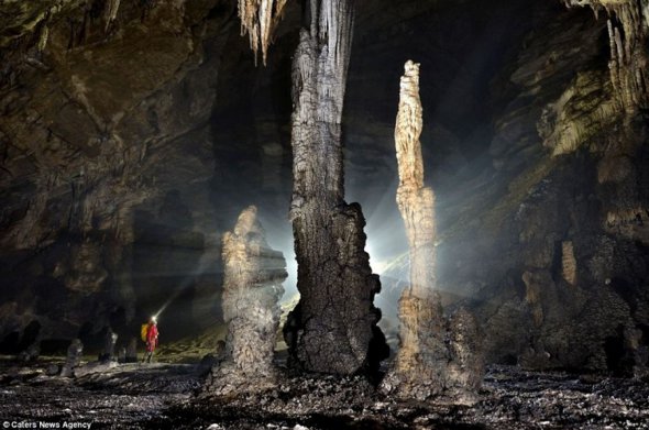 Одні з найбільших у світі сталагмітів, висотою 45 метрів
