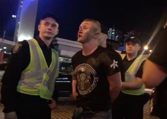 В Киеве произошло столкновение между неизвестными в масках и фанами "Ливерпуля". Фото: The Daily Mail