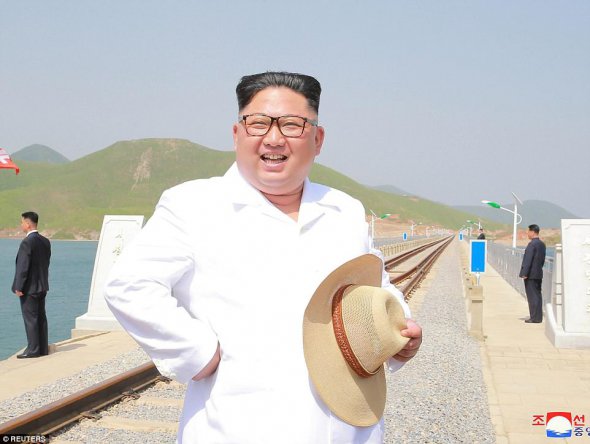 25 мая КНДР показали Ким Чен Ына, который проверяет железнодорожный мост