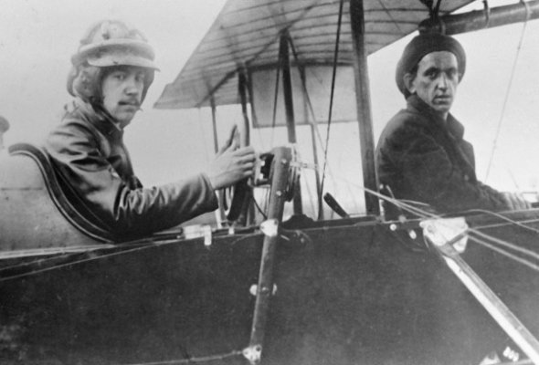 Ігор Сікорський (ліворуч) на борту свого літака
