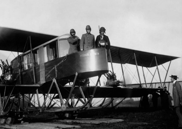 І. І. Сікорський (праворуч) і генерал Каулбарс (по центрі) на літаку "Руський витязь"