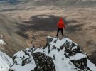 29 летний электрик из Уэльса фотографируется на фоне гор