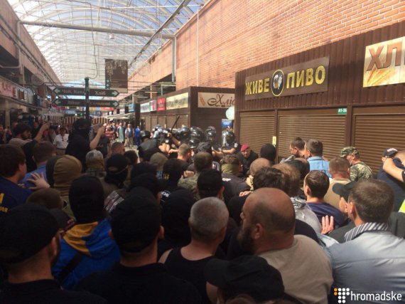 Участники С14 громят киоски на столичном рынке у «Лесной», где избили пенсионера