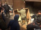 Участники С14 громят киоски на столичном рынке у «Лесной», где избили пенсионера