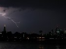 Показали фото потужних блискавок над Британією