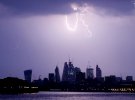 Показали фото мощных молний над Британией