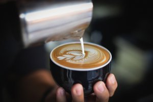 Ранкову каву слід пити без цукру та з какао. Фото: Pexels