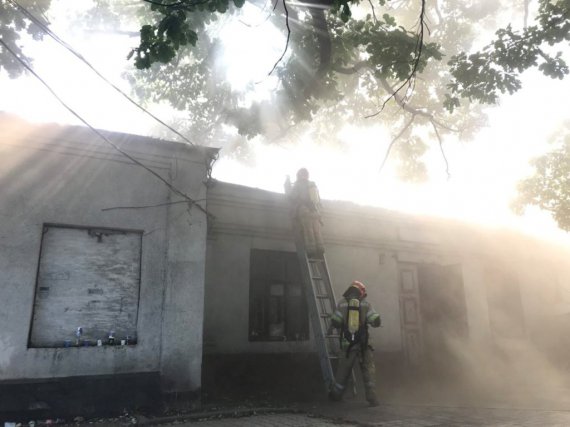 У Києві спалахнула будівля колишнього кінотеатру "Екран"