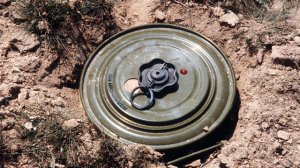 Житель прифронтового с. Південне поблизу Торецька біля свого дому наступив на вибуховий пристрій. Фото: Антикор