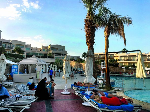 Гості одного з готелів єгипетського курорту Шарм-ель-Шейх відпочивають біля басейну