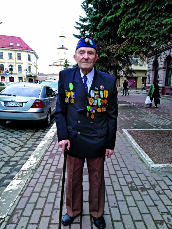 Михайло МУЛИК, 97 років, ветеран дивізії ”Галичина”. Народився 28 жовтня 1920-го в селі Горожанка Монастириського району на Тернопільщині. Батько Іван був підстаршиною Українських січових стрільців. 1937-го став членом Організації українських націоналістів. За її завданням у вересні 1943 року вступив до лав української дивізії ”Галичина”. Служив радистом. Брав участь у бою під Бродами в липні 1944-го. Потрапив у радянський полон. Два роки допитували в московській Луб’янській тюрмі. На 10 років позбавили волі й на п’ять – громадянських прав. Покарання відбував на вугільних шахтах у Московській області та в Республіці Комі. Із заслання повернувся 1954‑го. Оселився у Станіславі, тепер – Івано-Франківськ. Працював бухгалтером у виробничому об’єднанні ”Прикарпатліс”. 1989-го став членом культурно-наукового товариства ”Рух”. Був бухгалтером ліквідаційної комісії міськкому й обкому КПРС. 1991-го організував Товариство політичних в’язнів і репресованих. За рік із дивізійником Володимиром Малкошем створив Братство колишніх вояків ”Галичини”. Написав вісім книжок про визвольну боротьбу українського народу та становлення незалежності. Щороку 28 квітня святкує день створення дивізії ”Галичина”. З 27 жовтня 2017-го має звання почесного громадянина Івано-Франківська. Від міста отримує щомісячну доплату – 1,7 тисячі гривень – до своєї мінімальної пенсії, а також 500 гривень – з обласного бюджету. Досі не реабілітований українською владою. Дружину Марію поховав 2002‑го. Син 54-річний Володимир – журналіст. Онука 23-річна Оксана – студентка