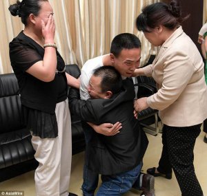 27-летний Ли Ли встретился со своей семьей, которую не видел 24 года