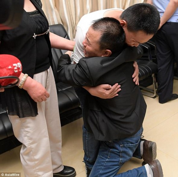 27-річний Лі Лі зустрівся зі своєю родиною, яку не бачив 24 роки