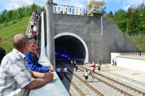 Бескидський тунель на межі Львівської і Закарпатської областей завдовжки 1764 метри — другий за протяжністю в Україні після Лутугинського на Луганщині, що має довжину 2063 метри. Ним курсують потяги. Старим підземним коридором користувалися понад 130 років