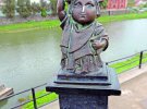 Міні-скульптура ”Маяк Унгвар” стоїть біля пішохідного мосту Ко­хання в історичному центрі Ужгорода. Внизу напис — ”Закарпатському флоту присвячується”