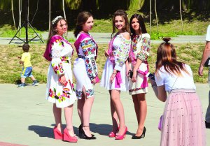 Львівські випускниці прийшли на свято Останнього дзвоника у вишитих сукнях. Фотографуються на подвір’ї школи №93