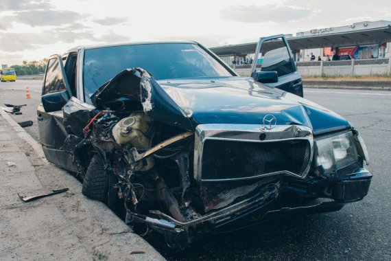У Києві на Броварському Mercedes зніс стелу MсDonalds