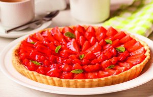 Відкритий пиріг із ягодою наприкінці можна залити тонким шаром прозорого желе