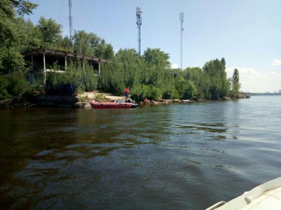 У Києві в річці Дніпро поблизу Пішохідного мосту рятувальники другу добу шукають 14-річного хлопця