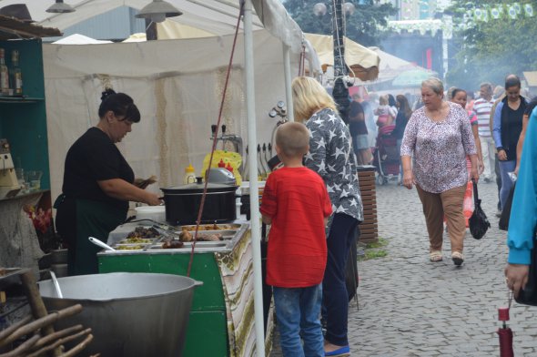 На ярмарке много закарпатского вина и других вкусностей