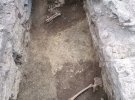 Посреди замка обнаружили древнее кладбище
