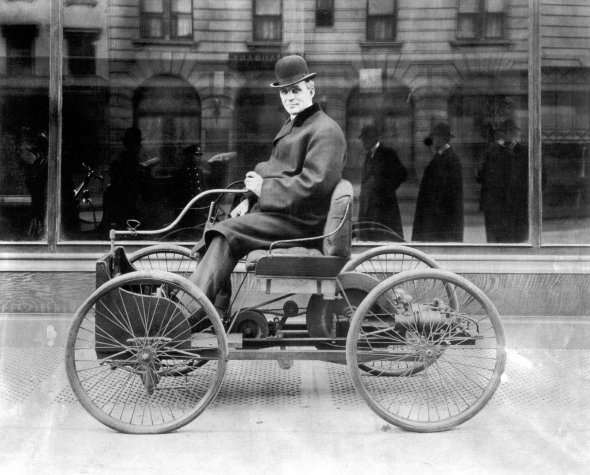 4 июня 1896 в Детройте Генри Форд провел испытания собственноручно сделанного четырехколесного автомобиля. Фото: jnsm.com.ua