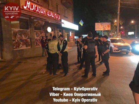 У Києві двоє п'яних чоловіків ламали чужі припарковані авто і накинулися з кулаками на поліцію