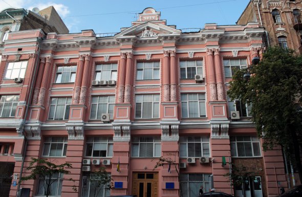 Фасад мебельной фабрики в Киеве