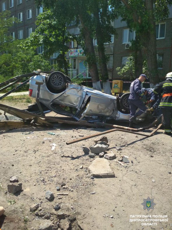 В Днепре легковой автомобиль снес остановку общественного транспорта. Одна женщина погибла. Еще одну и водителя автомобиля забрала "скорая"