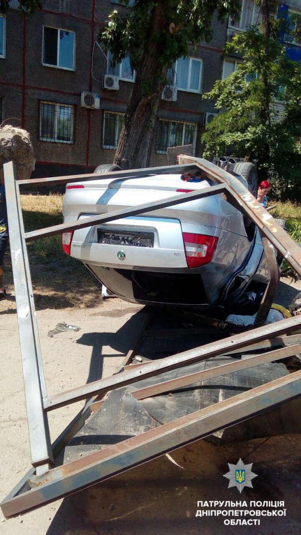 В Днепре легковой автомобиль снес остановку общественного транспорта. Одна женщина погибла. Еще одну и водителя автомобиля забрала "скорая"