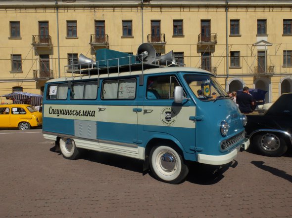 Выставка автомобилей на Армянской площади.