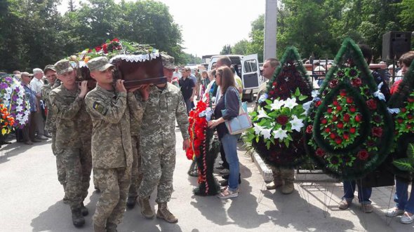 Провести бійця в останню путь прийшли військовослужбовці, очільник міста та небайдужі містяни