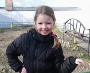 На прощання з Єлизаветою Стіхіною прийшли кілька сотень людей. На місце її загибелі досі несуть квіти й іграшки