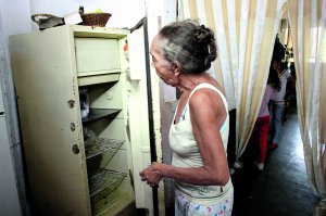 Кармен Пеналоза розглядає свій холодильник у місті Сан-Крістобаль у Венесуелі