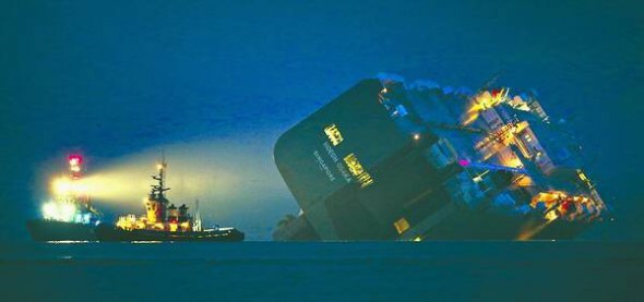 Вантажний корабель ”Хоег Осака” на 52 тисячі тонн сів на мілину. Фото: 112