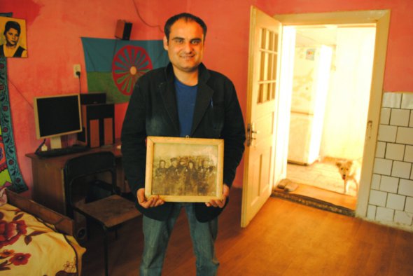 Письменник Микола Бурмек-Дюрі тримає вдома фотографію своїх предків.