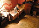 8-річний Руслан прийшов в гості до бабусі у ромському таборі села Великі Ком'яти на Закарпатті
