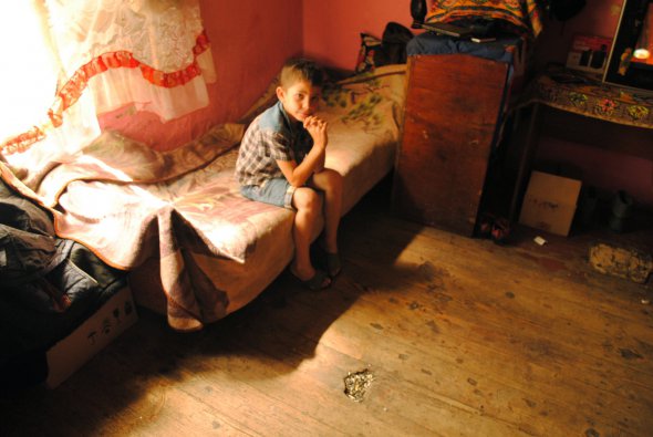 8-летний Руслан пришел в гости к бабушке в ромском таборе села Большие Комьяты на Закарпатьи