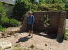 Ян Галамбіца стоїть біля спаленої літньої кухні у себе на подвір'ї