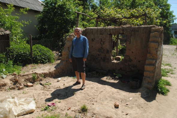 Ян Галамбица стоит возле спаленной летней кухни.