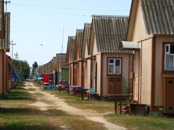 Бесплатно предоставляют только проживание. Можно поехать семьей