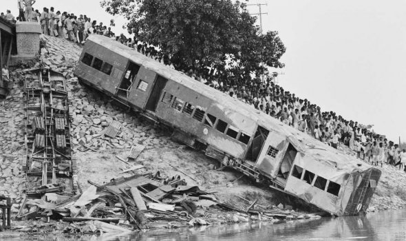 Из-за железнодорожной катастрофы в индийском штате Бихар погибли около 1000 человек