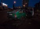 В Києві на вулиці Святошинській сталося ДТП з постраждалими. Volkswagen Passat врізався в стовп. Від удару машину розірвало