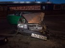 В Киеве на улице Святошинской произошло ДТП с пострадавшими. Volkswagen Passat врезался в столб. От удара машину разорвало