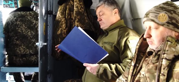 А потім у вертольоті в компанії Турчинова