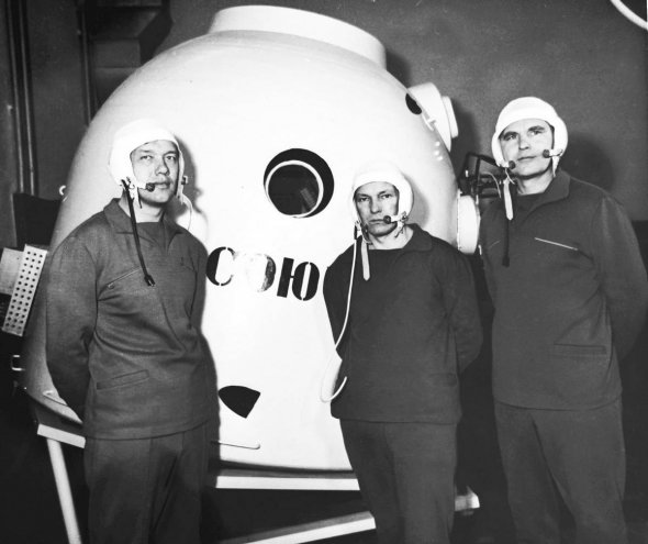 Экипаж космического корабля "Союз-10". Фото: humus